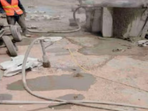 让胡路水泥混凝土路面板底注浆技术 路面脱空注浆整治方案