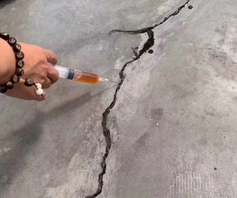 让胡路混凝土裂缝修补技术详解​
