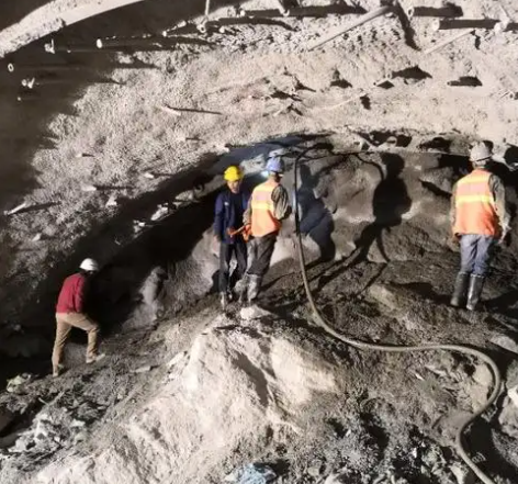 让胡路隧道拱顶带模注浆料，微膨胀注浆料的特点及施工工艺